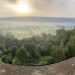 Sun With Stunning Views, Nyaraló *